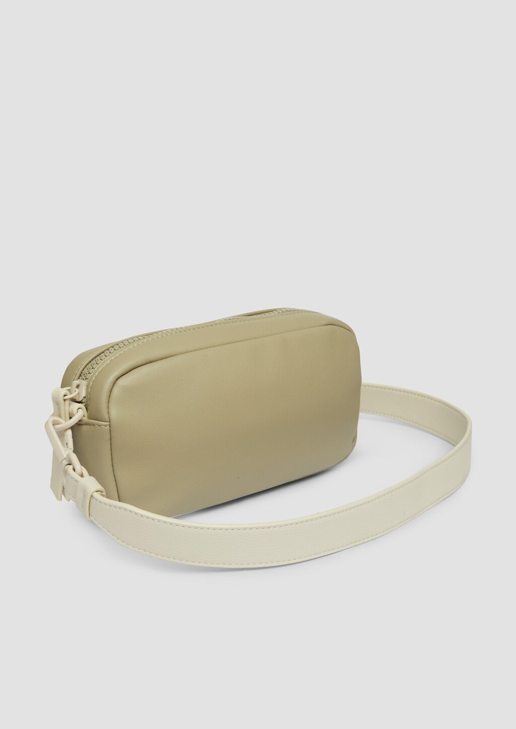 Lässige Camera-Bag mit Logo-Detail und abnehmbarem Schulterriemen