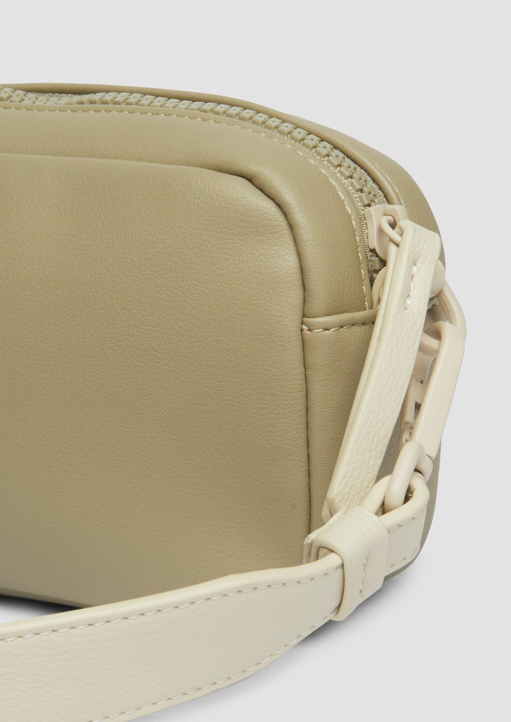 Lässige Camera-Bag mit Logo-Detail und abnehmbarem Schulterriemen