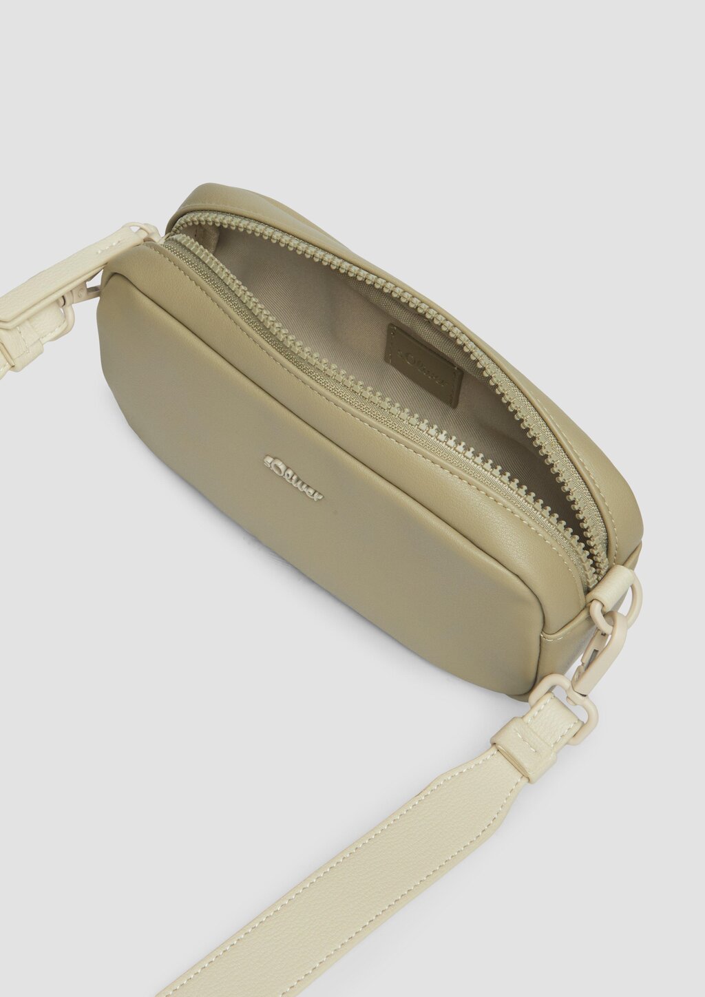 Lässige Camera-Bag mit Logo-Detail und abnehmbarem Schulterriemen