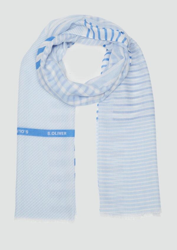 Lässiger Schal mit feinem Streifenmuster
