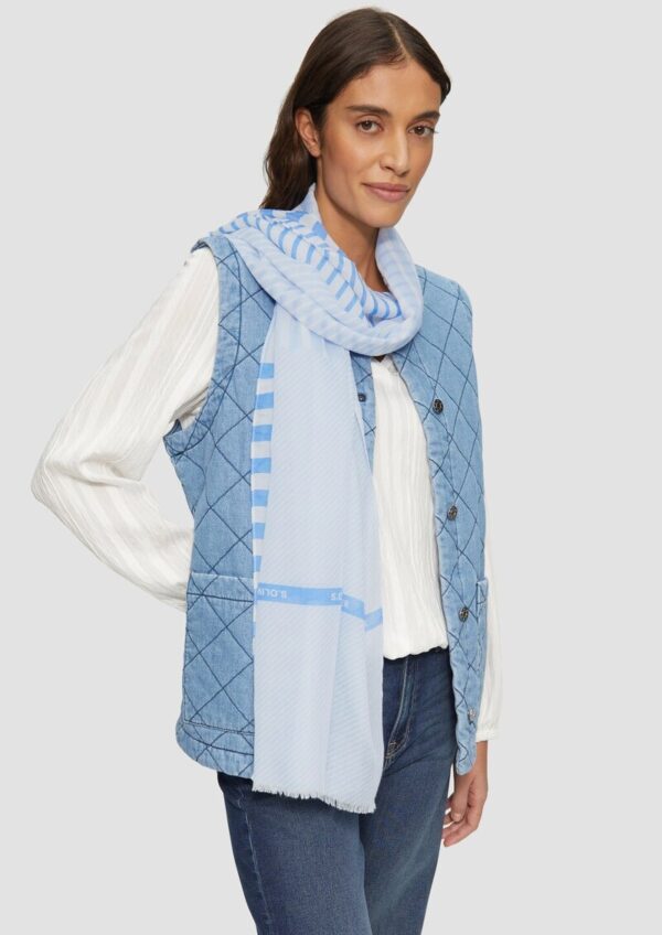 Lässiger Schal mit feinem Streifenmuster