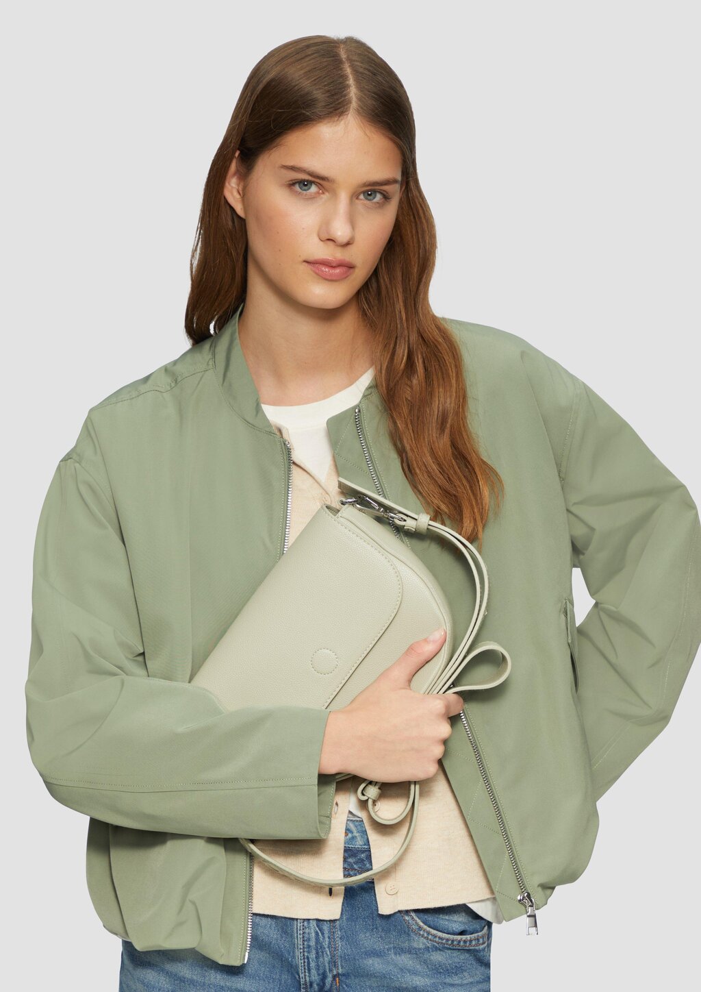 Crossbody-Bag mit Logo auf dem längenverstellbarem Gurt