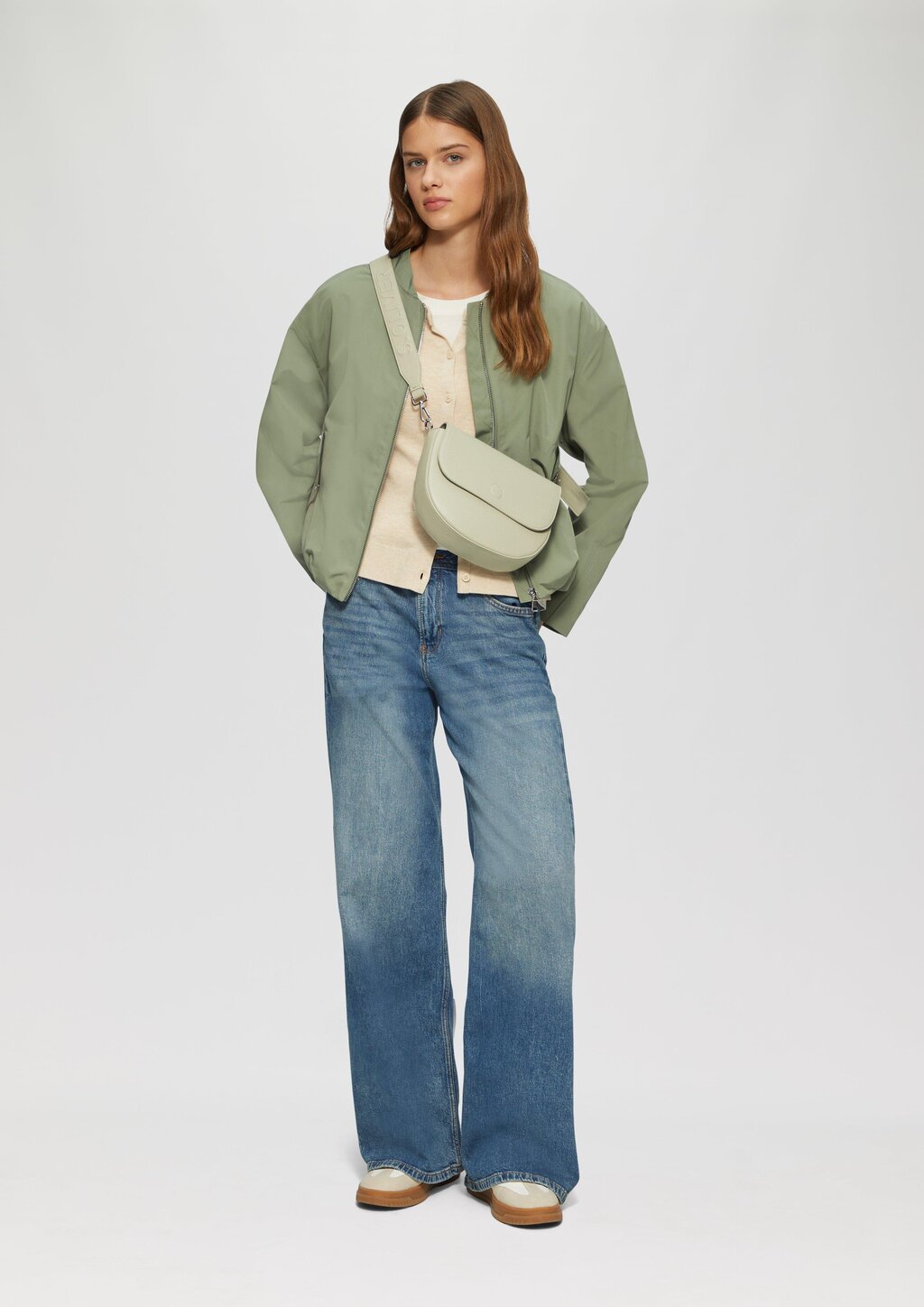 Crossbody-Bag mit Logo auf dem längenverstellbarem Gurt