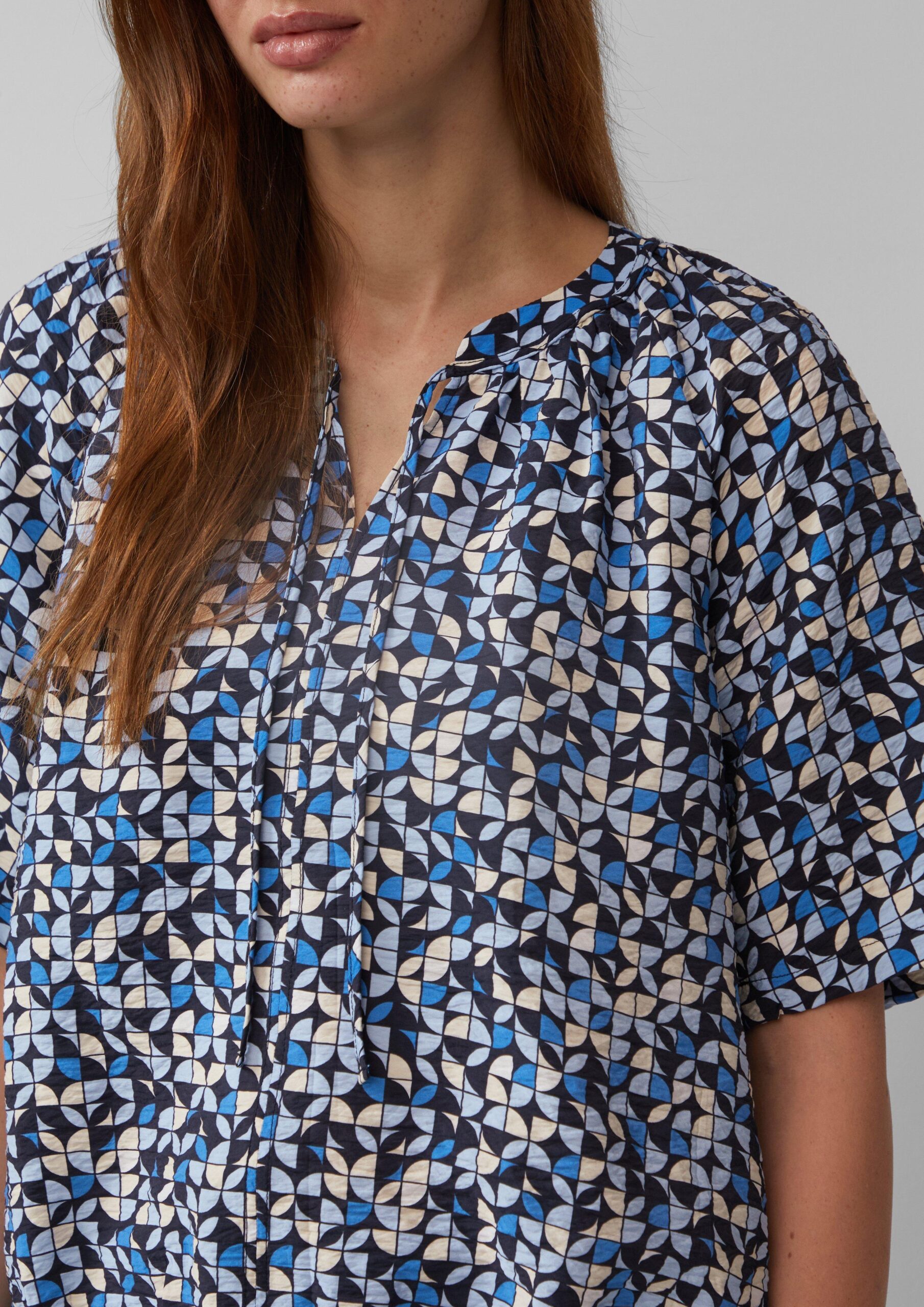Strukturierte Bluse mit Halbarm im O-Shape