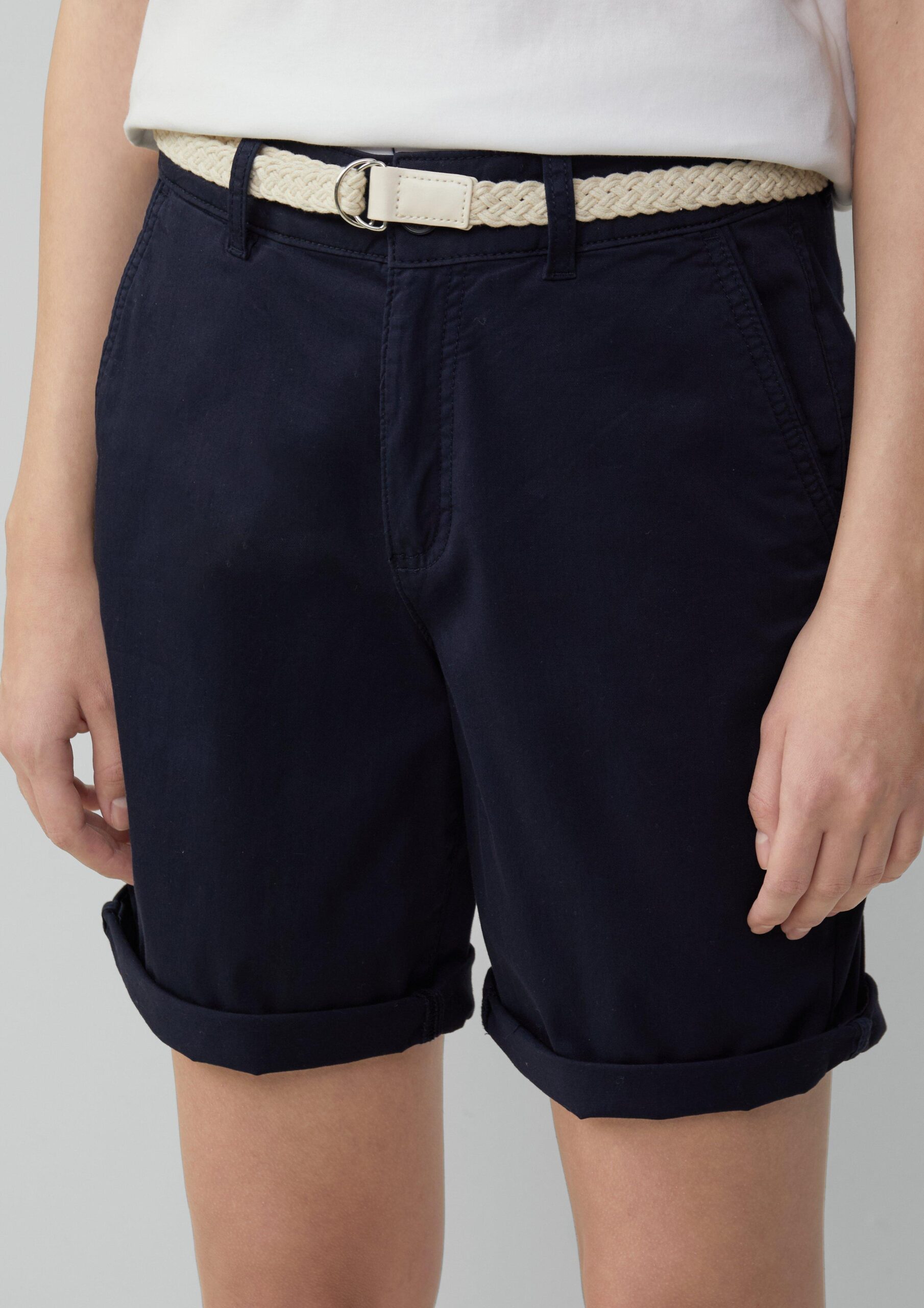 Shorts mit geflochtenem Gürtel und Garment Dye