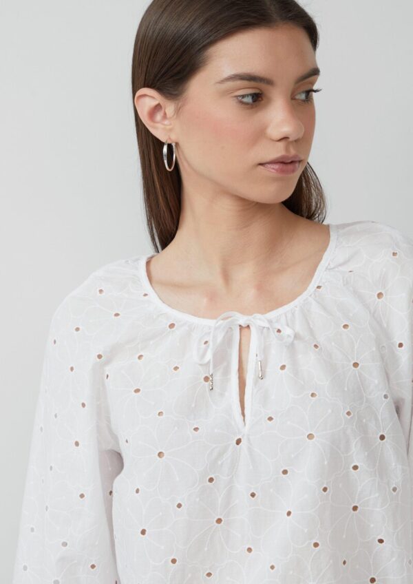 Bluse mit Lochstickerei