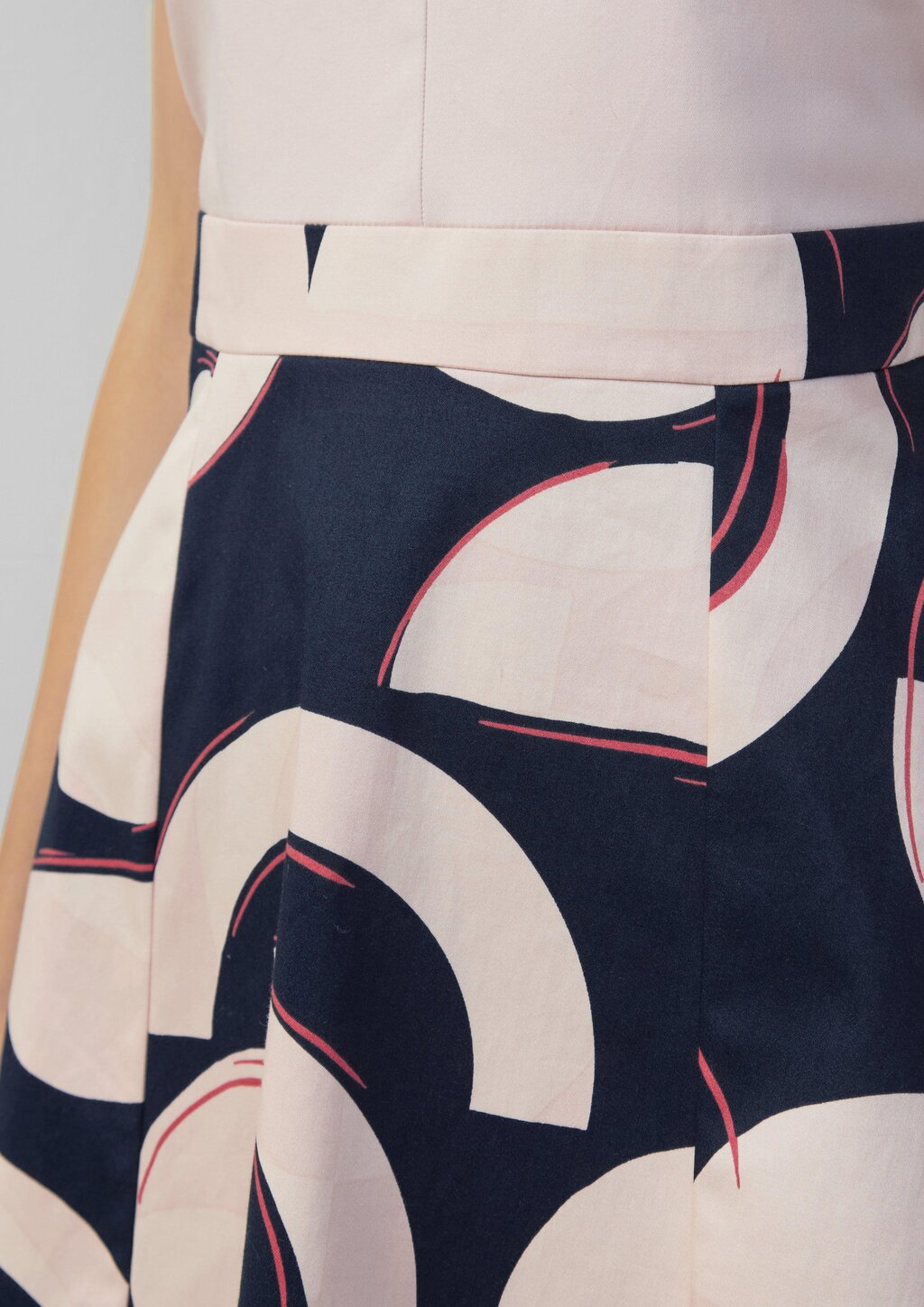 Ausgestelltes Etuikleid aus Baumwollmix