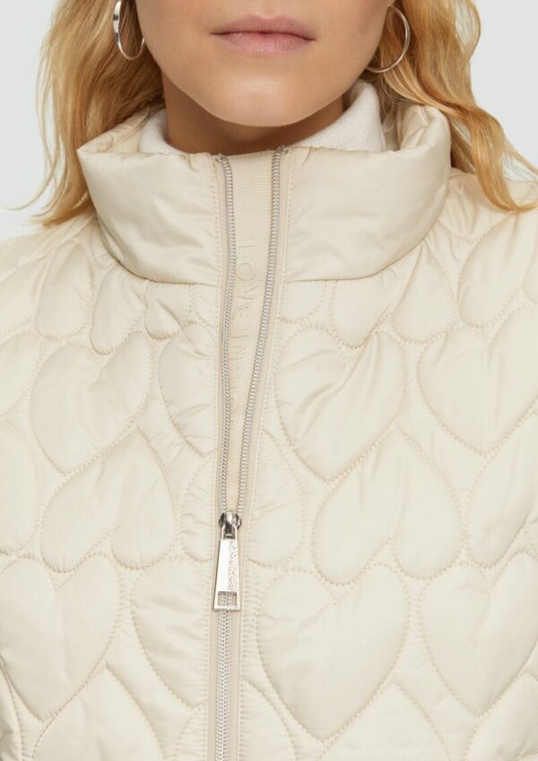 Verkürzte Steppweste mit Herzmuster