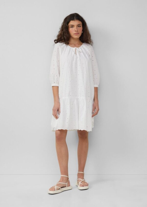 Leichtes Kleid mit Lochstickerei