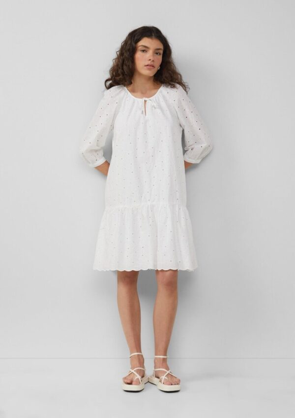 Leichtes Kleid mit Lochstickerei