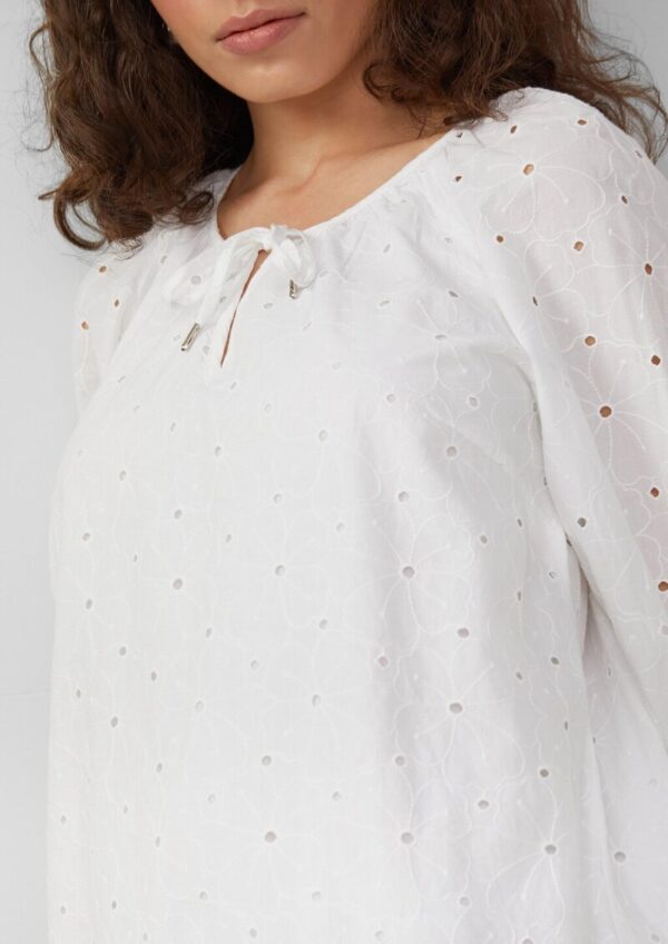 Leichtes Kleid mit Lochstickerei