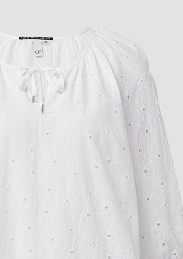 Leichtes Kleid mit Lochstickerei