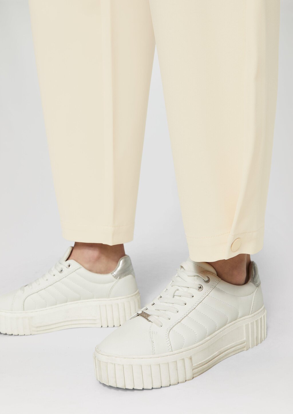 Cropped Hose mit Barrel Leg und Saum-Detail