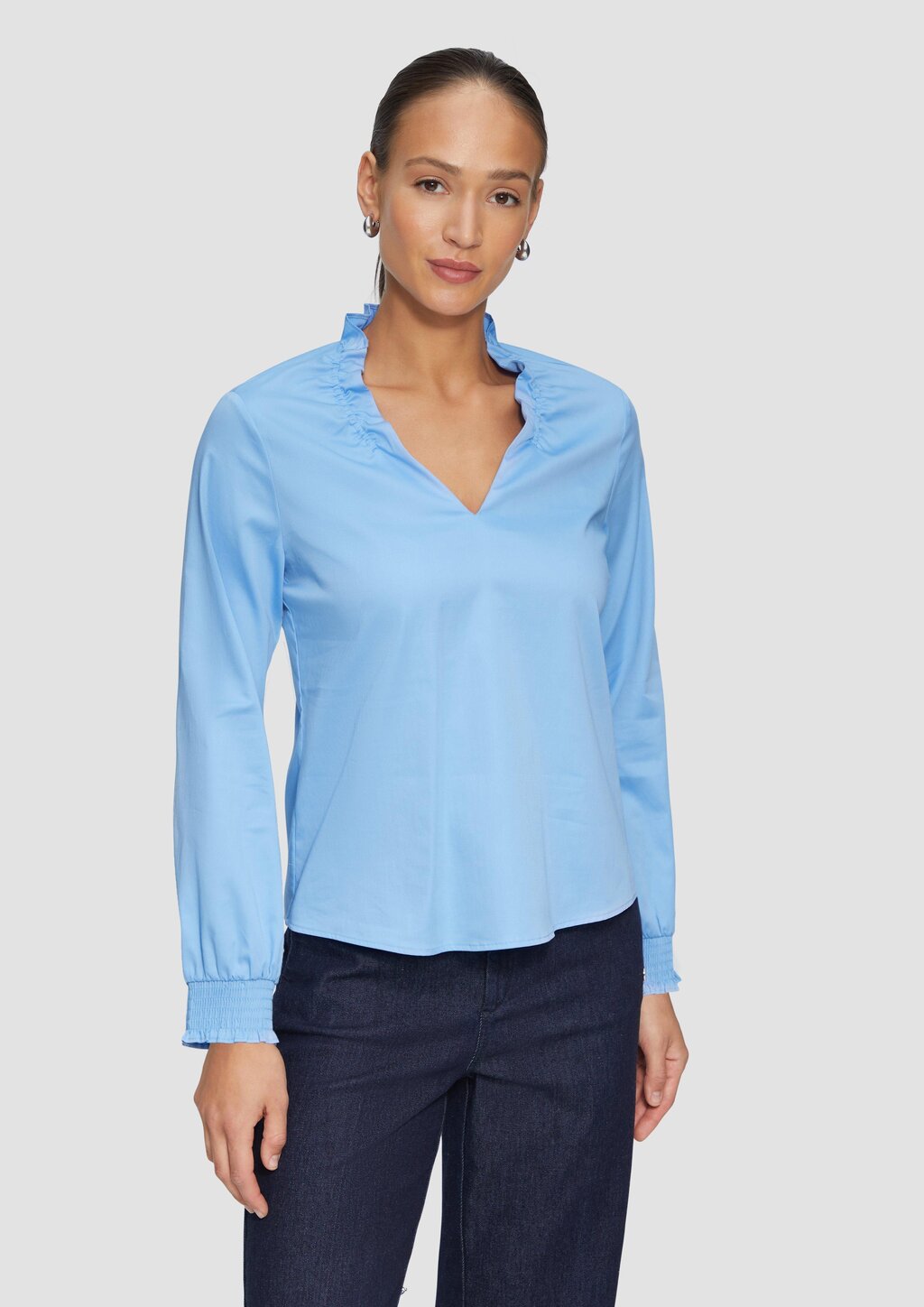 Bluse mit gerüschtem Kragen und gesmokten Bündchen