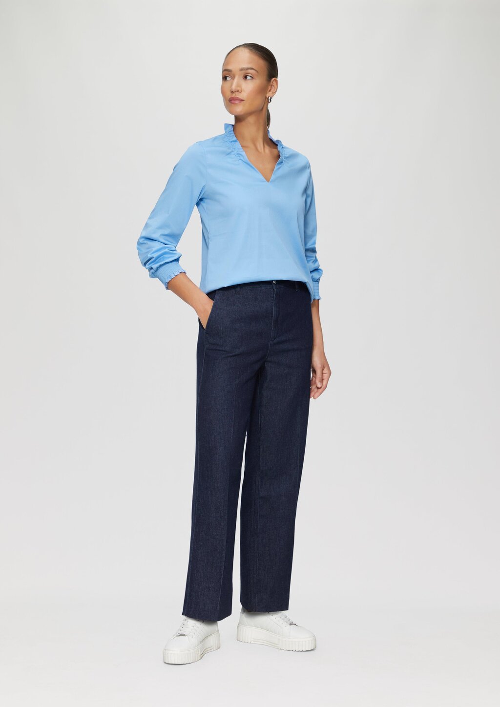 Bluse mit gerüschtem Kragen und gesmokten Bündchen