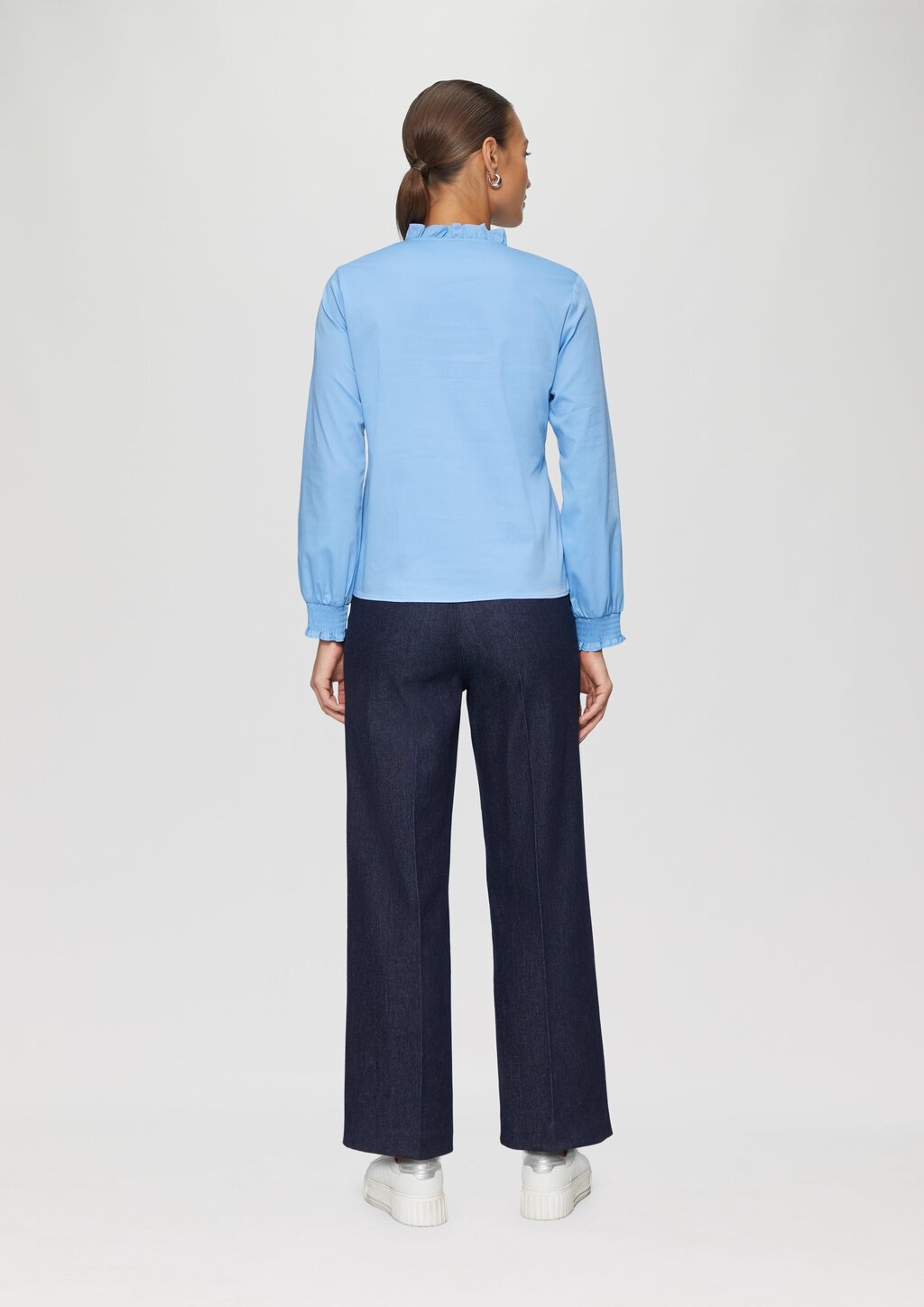 Bluse mit gerüschtem Kragen und gesmokten Bündchen