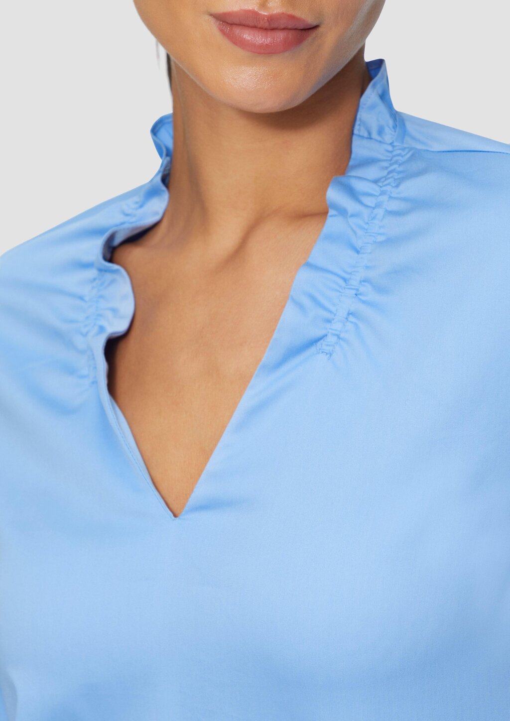 Bluse mit gerüschtem Kragen und gesmokten Bündchen