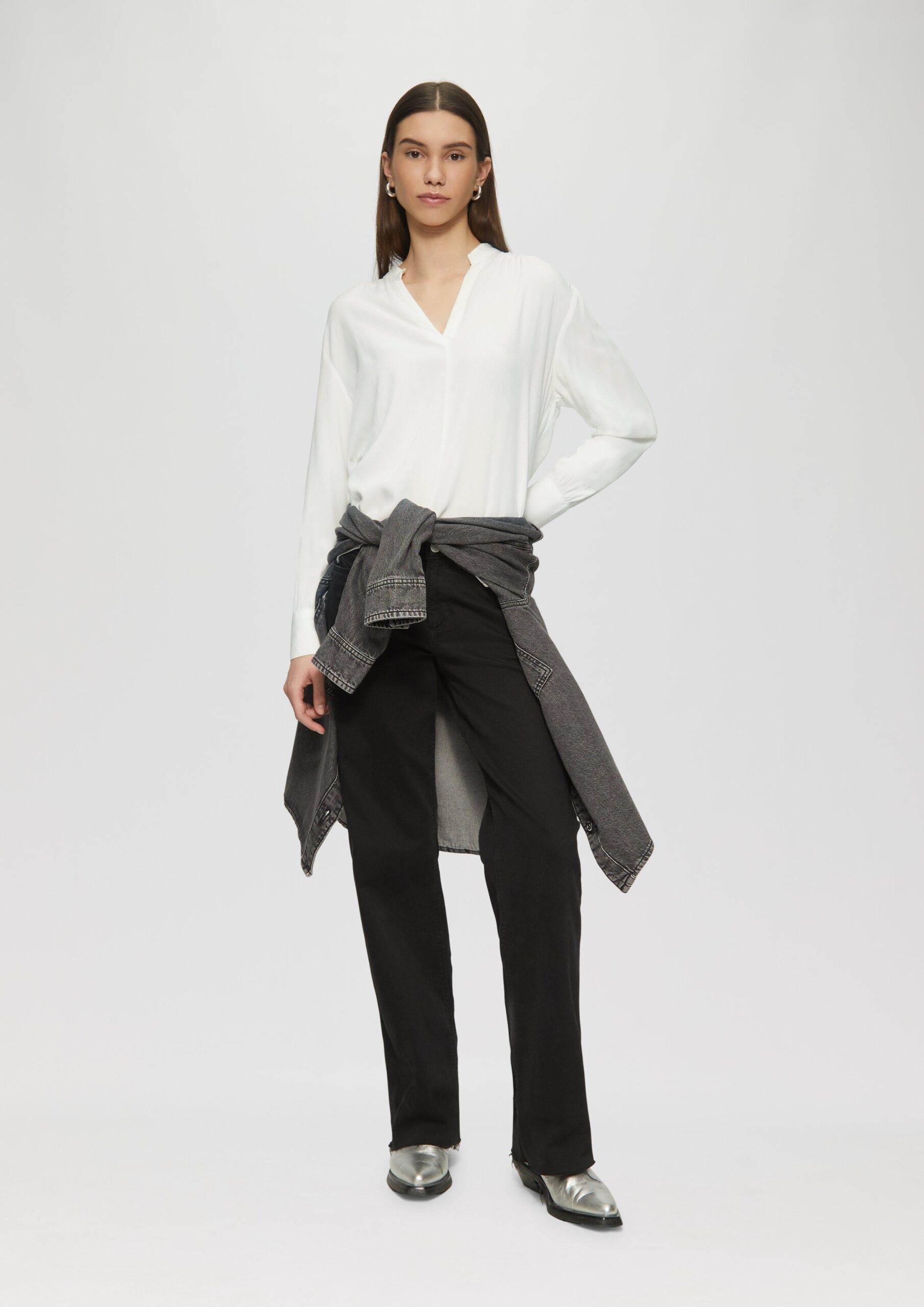 Viskosebluse mit Smok-Detail an der Schuler