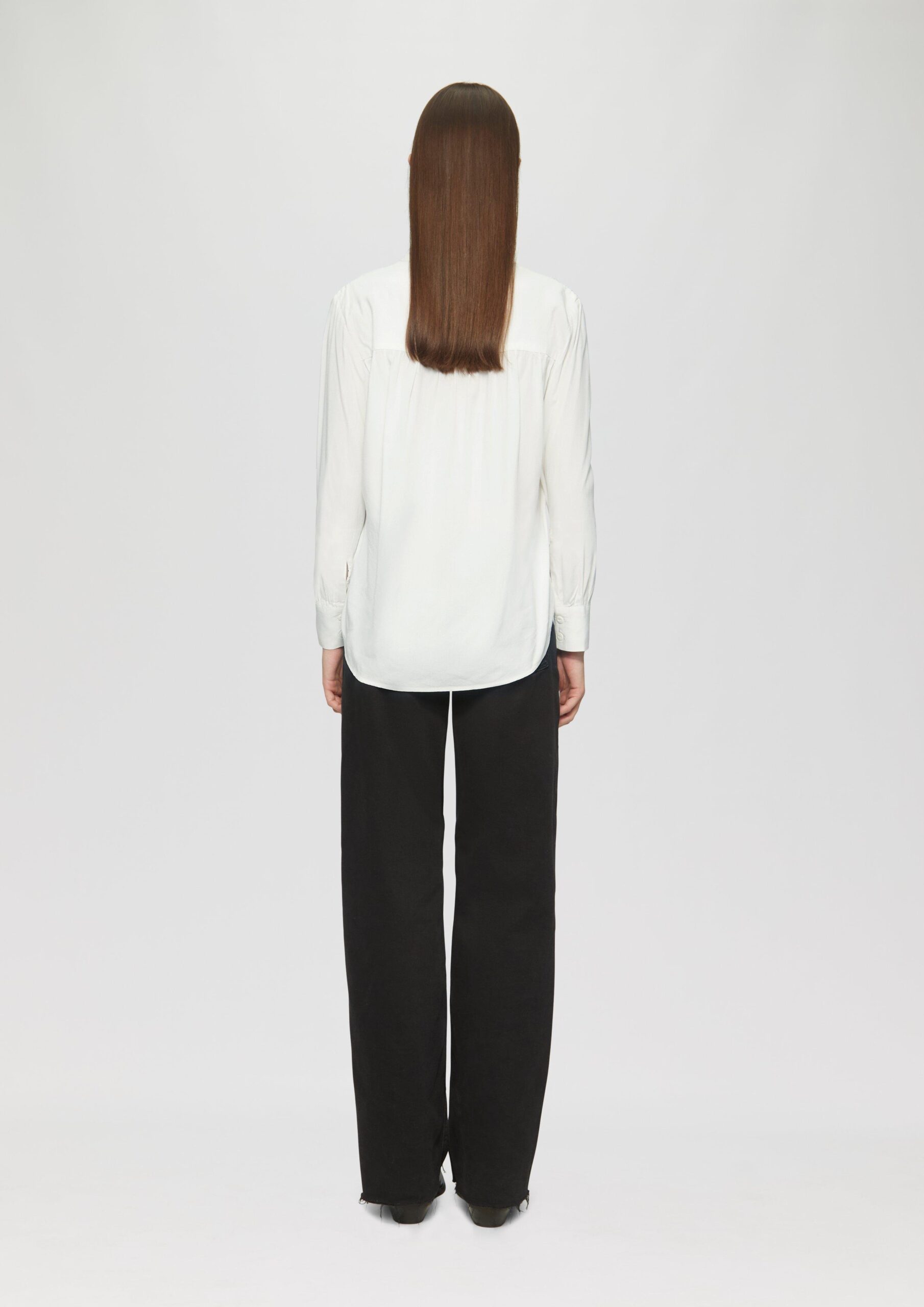 Viskosebluse mit Smok-Detail an der Schuler