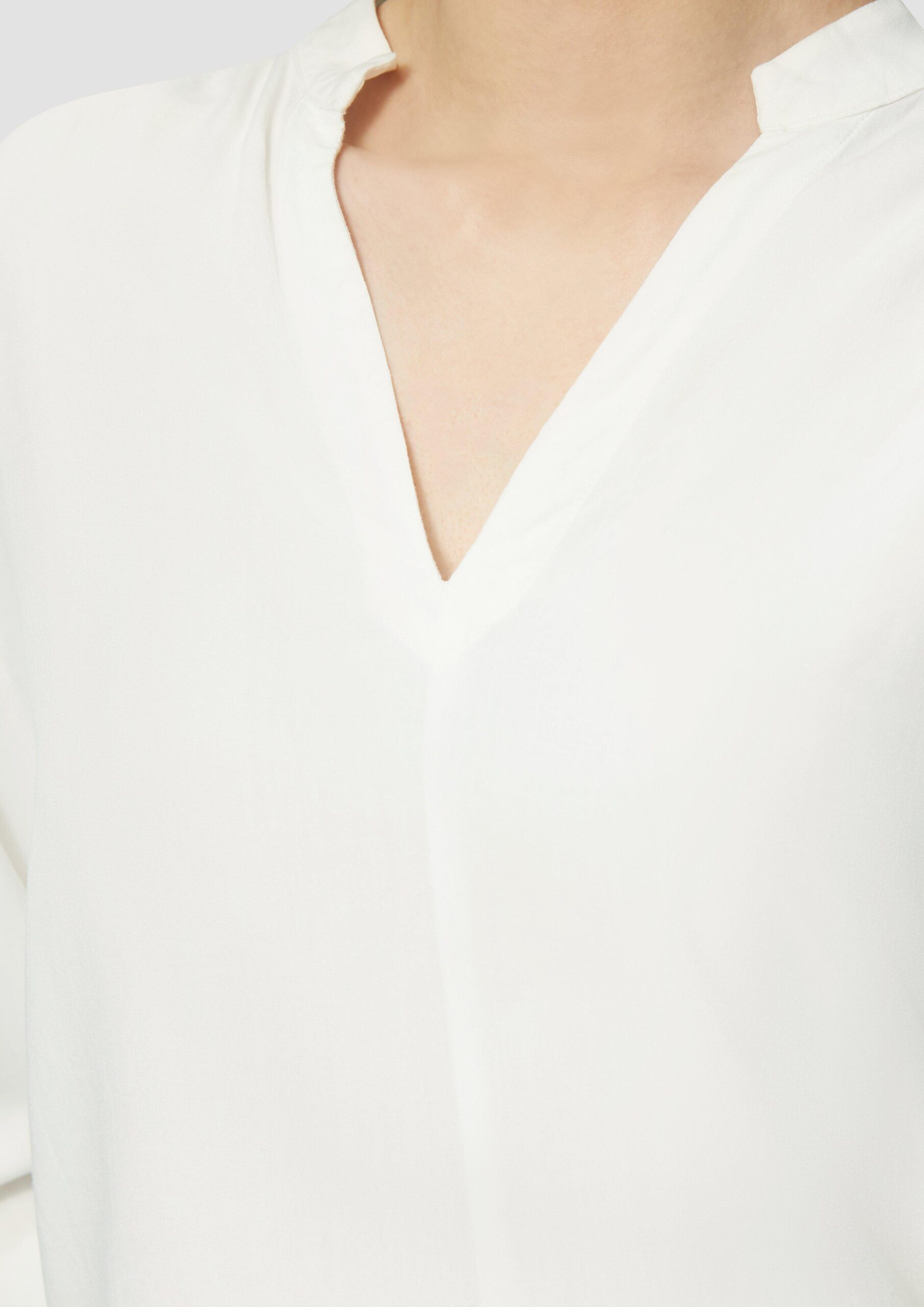 Viskosebluse mit Smok-Detail an der Schuler