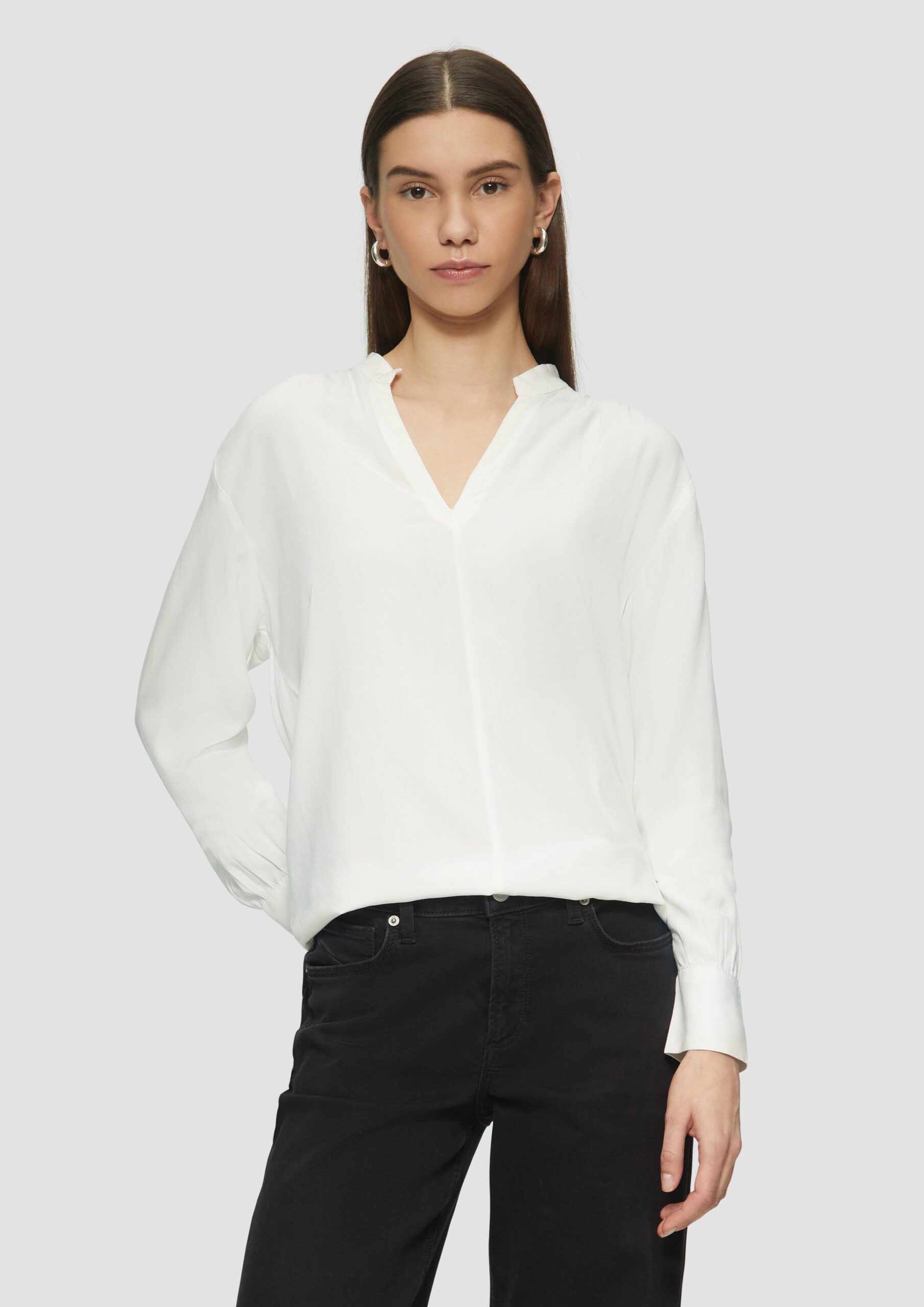 Viskosebluse mit Smok-Detail an der Schuler