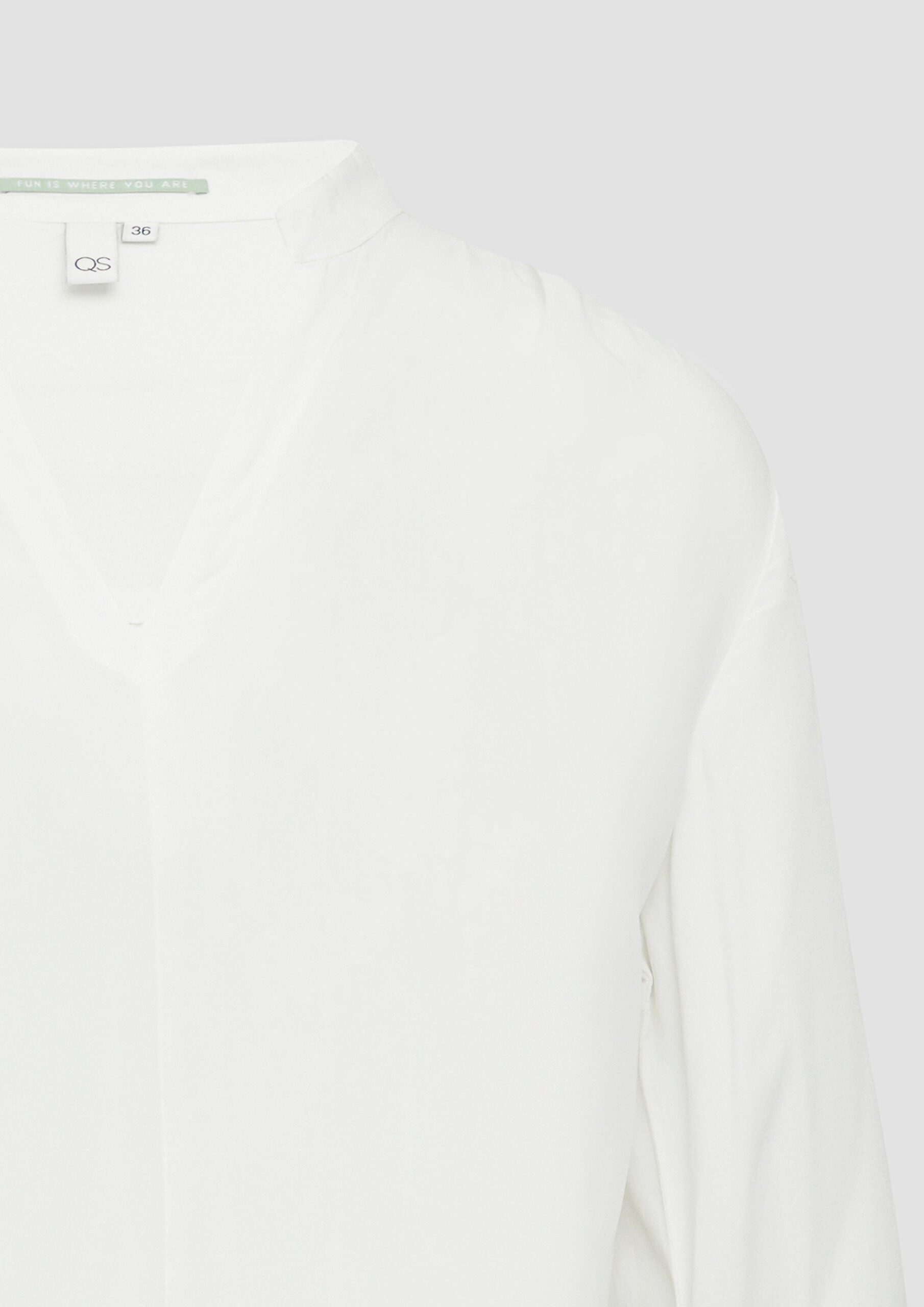 Viskosebluse mit Smok-Detail an der Schuler