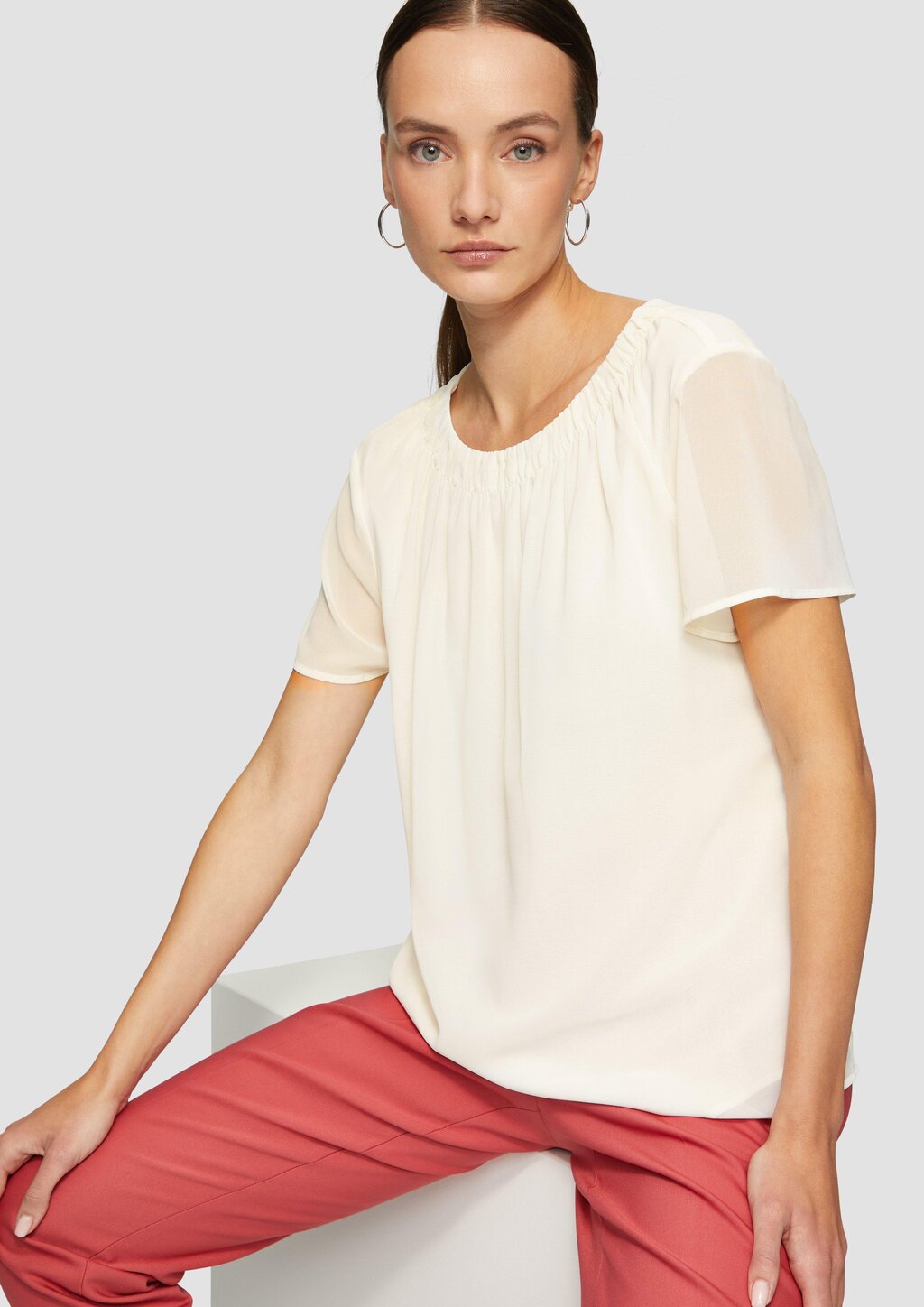 Chiffonbluse mit Falten am Ausschnitt