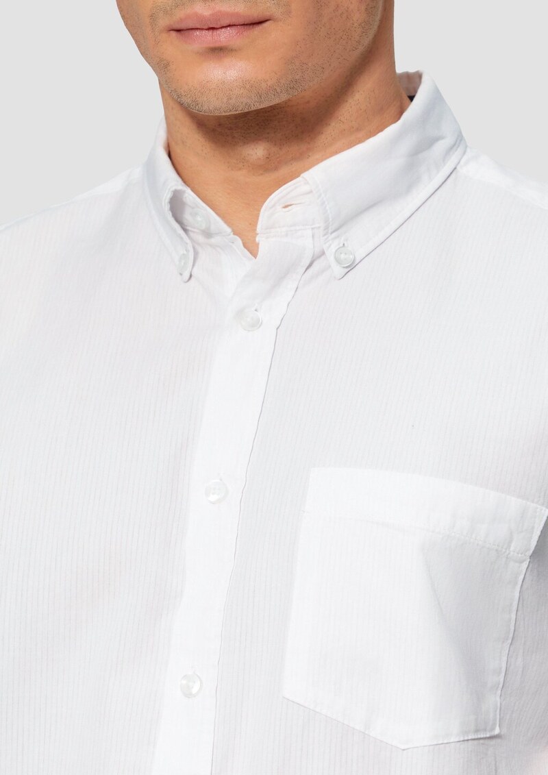 Regular Fit: Kurzarmhemd mit Struktur-Streifen und Button-Down-Kragen