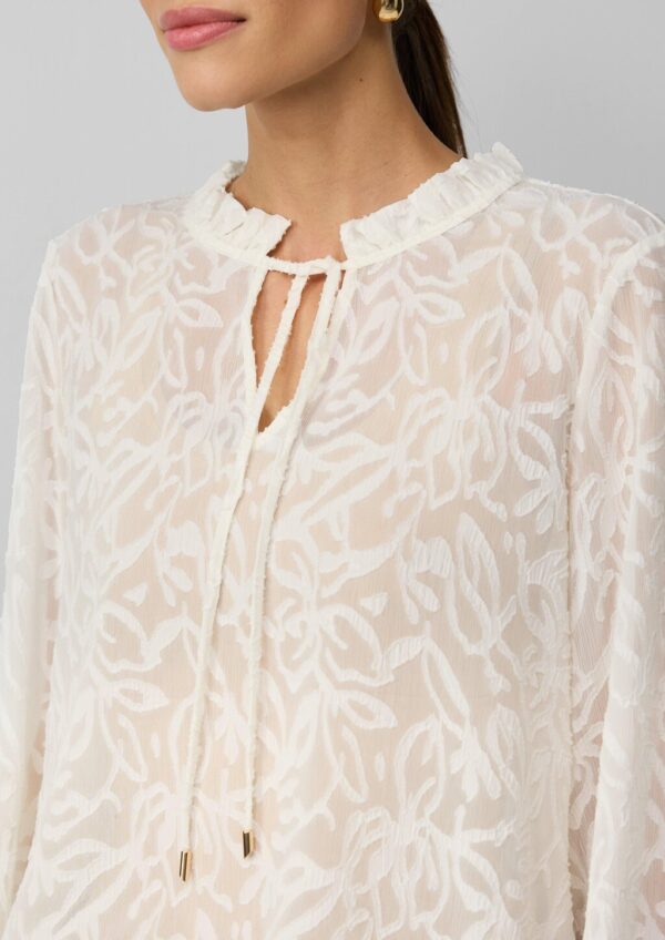 Semitransparente Bluse mit Tunika-Ausschnitt und Rüschen