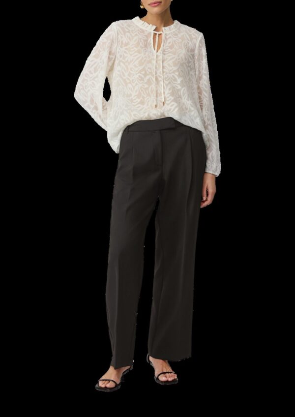 Semitransparente Bluse mit Tunika-Ausschnitt und Rüschen