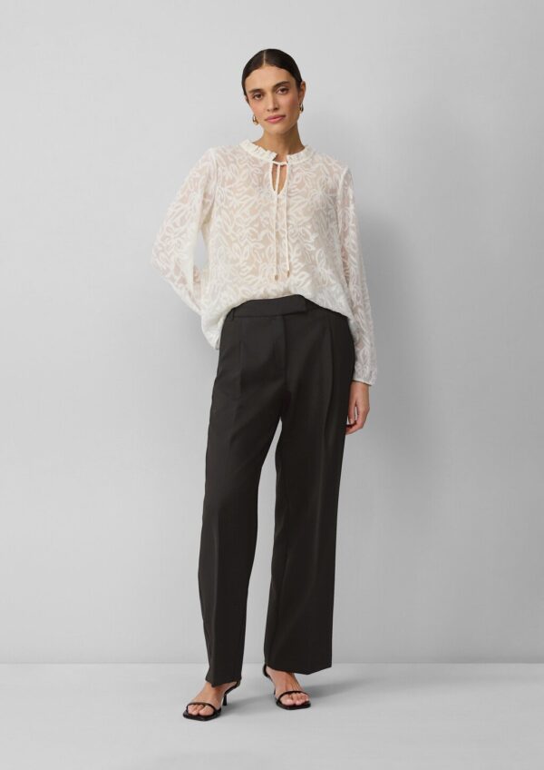 Semitransparente Bluse mit Tunika-Ausschnitt und Rüschen