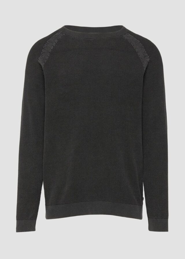 Gewaschener Strickpullover mit Struktur