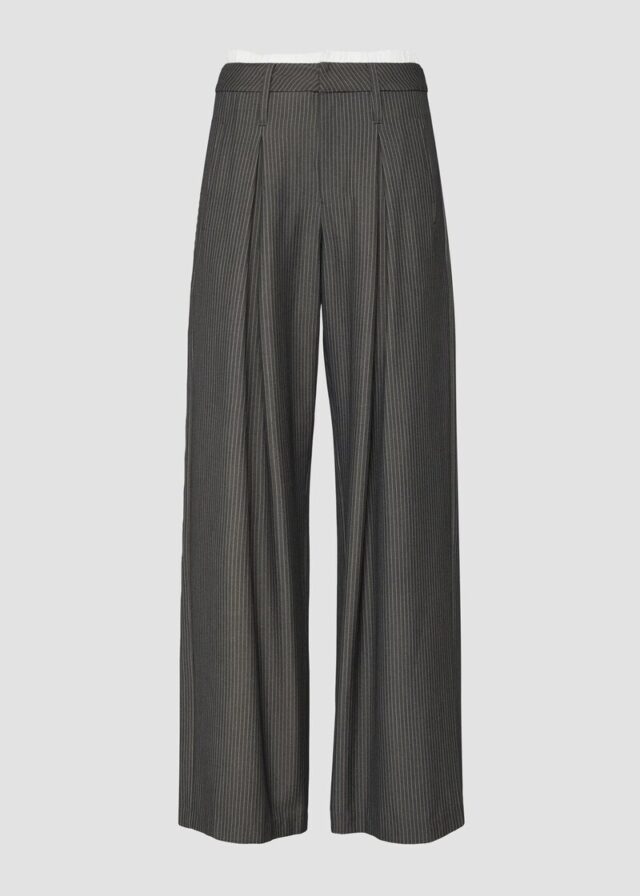 Nadelstreifenhose mit Kontrastdetail am Bund