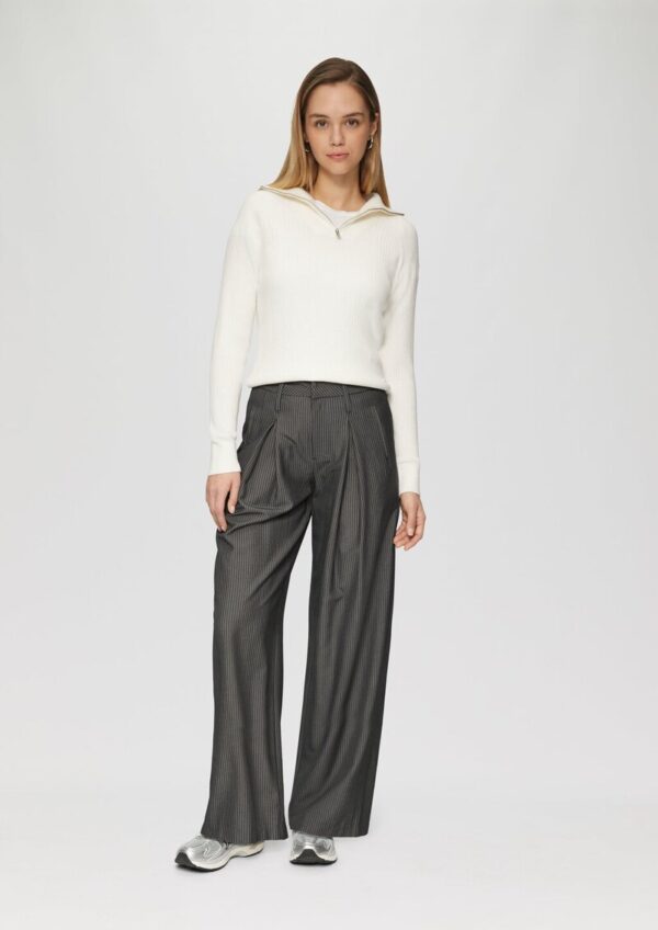 Nadelstreifenhose mit Kontrastdetail am Bund