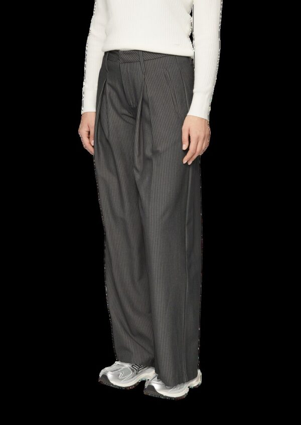 Nadelstreifenhose mit Kontrastdetail am Bund