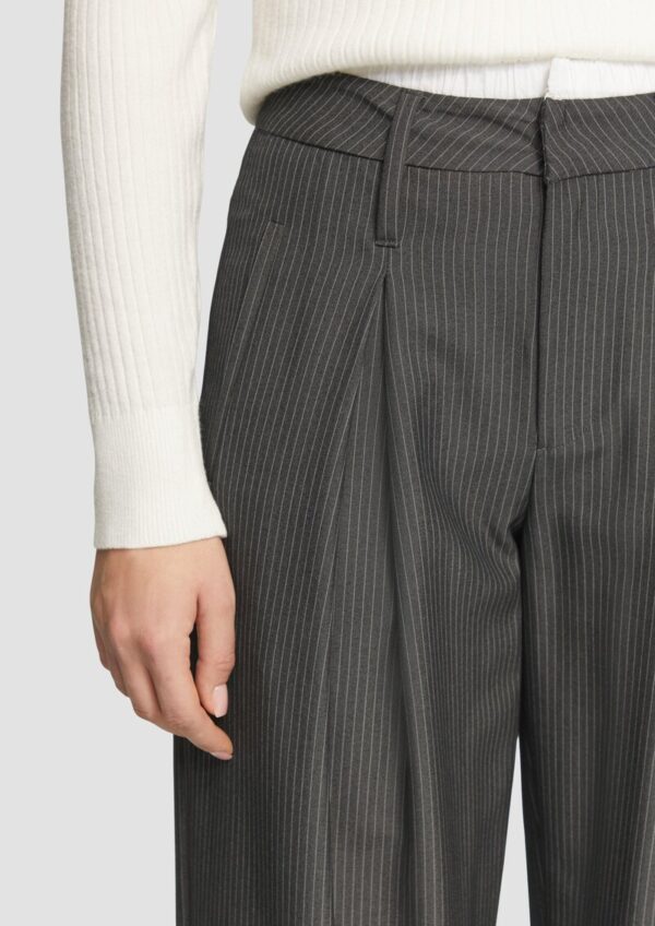 Nadelstreifenhose mit Kontrastdetail am Bund