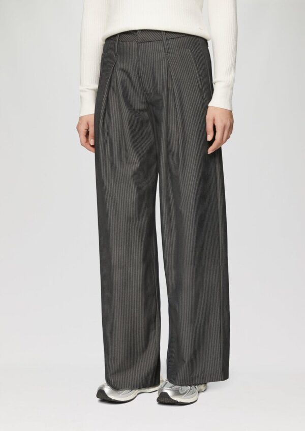 Nadelstreifenhose mit Kontrastdetail am Bund