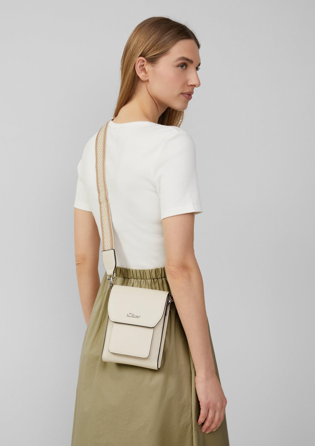 Handliche Mini-Bag mit Smartphone-Fach und Magnetverschluss