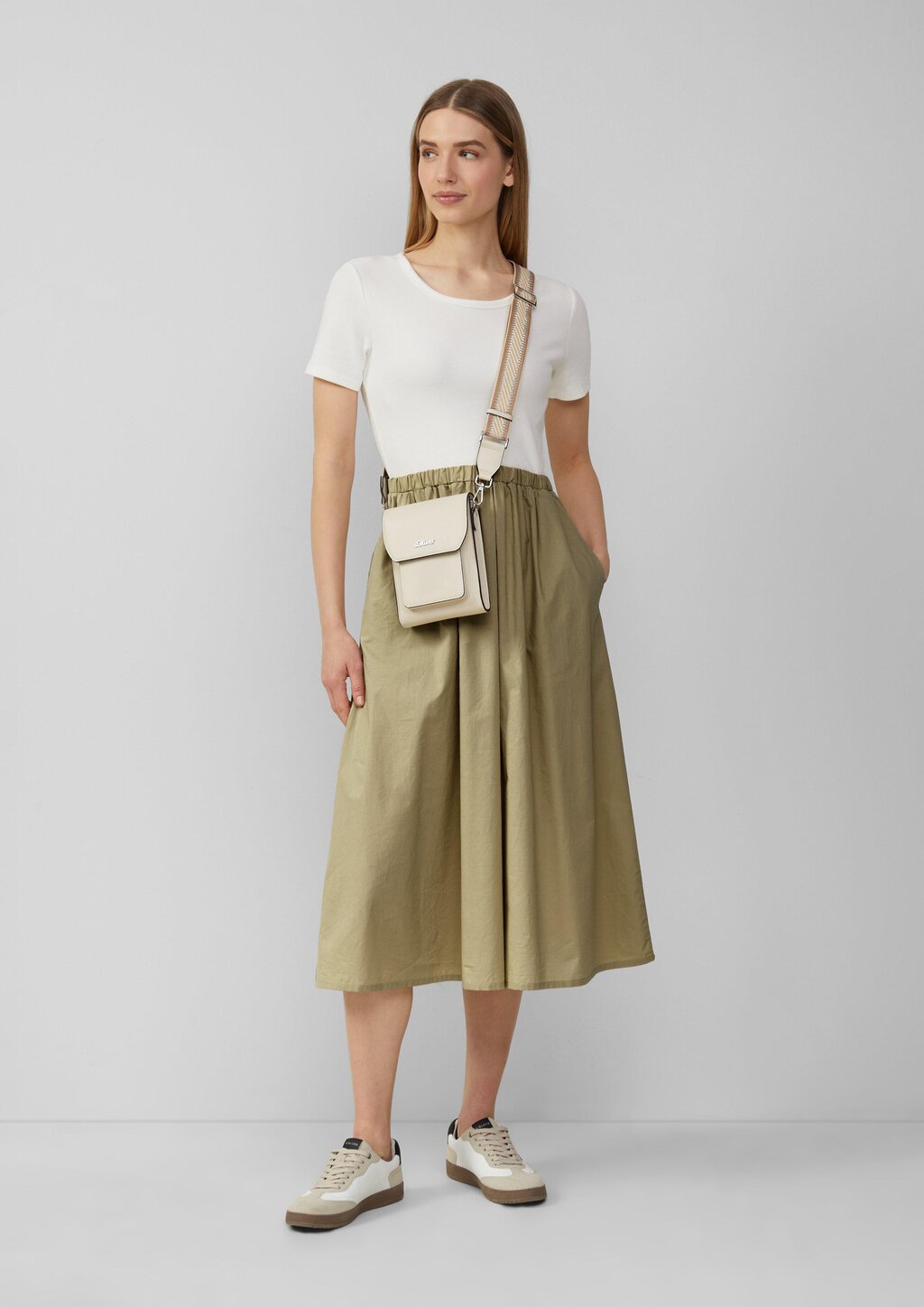 Handliche Mini-Bag mit Smartphone-Fach und Magnetverschluss