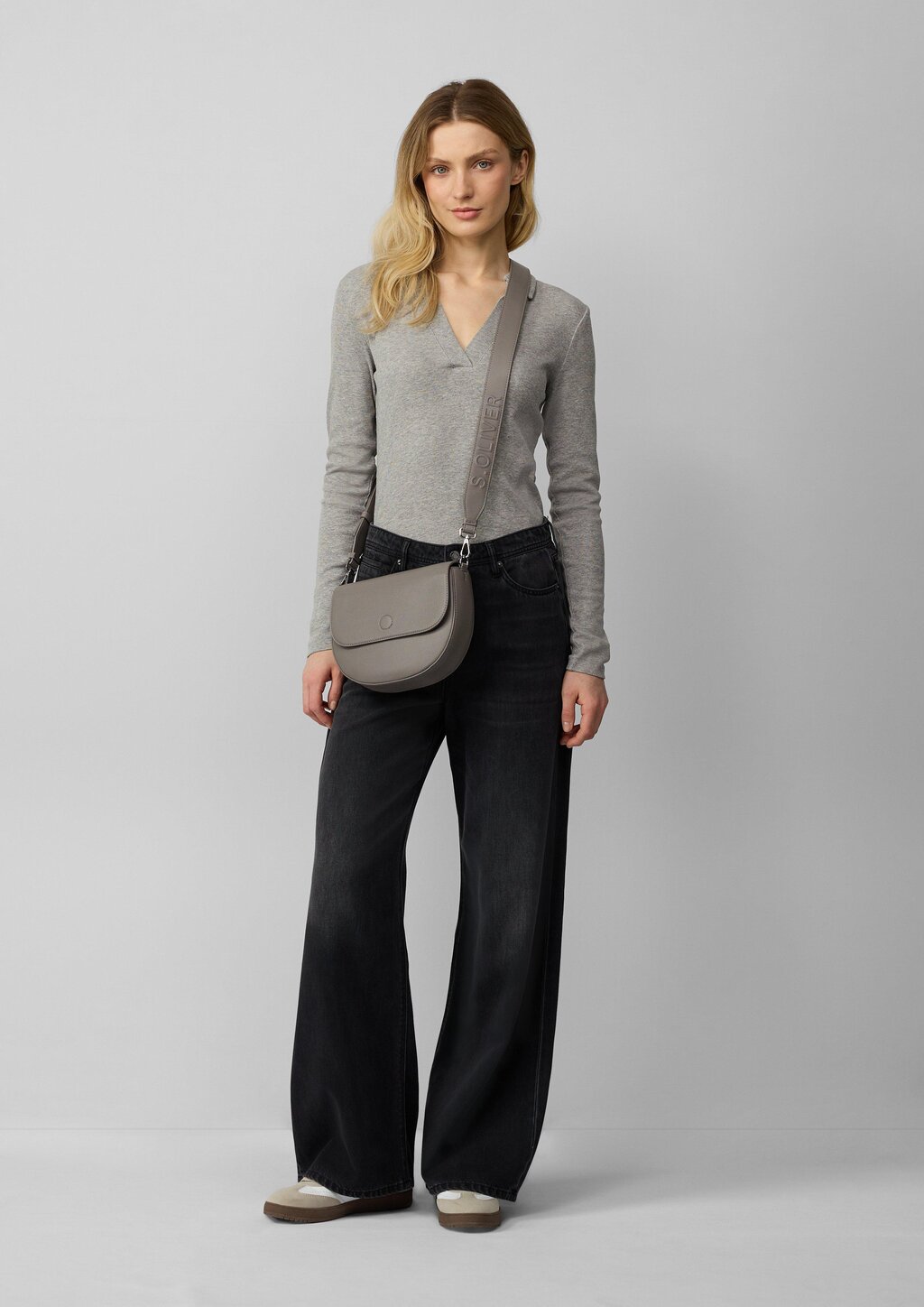 Crossbody-Bag mit Logo-Detail und Überschlag mit Magnetknopf