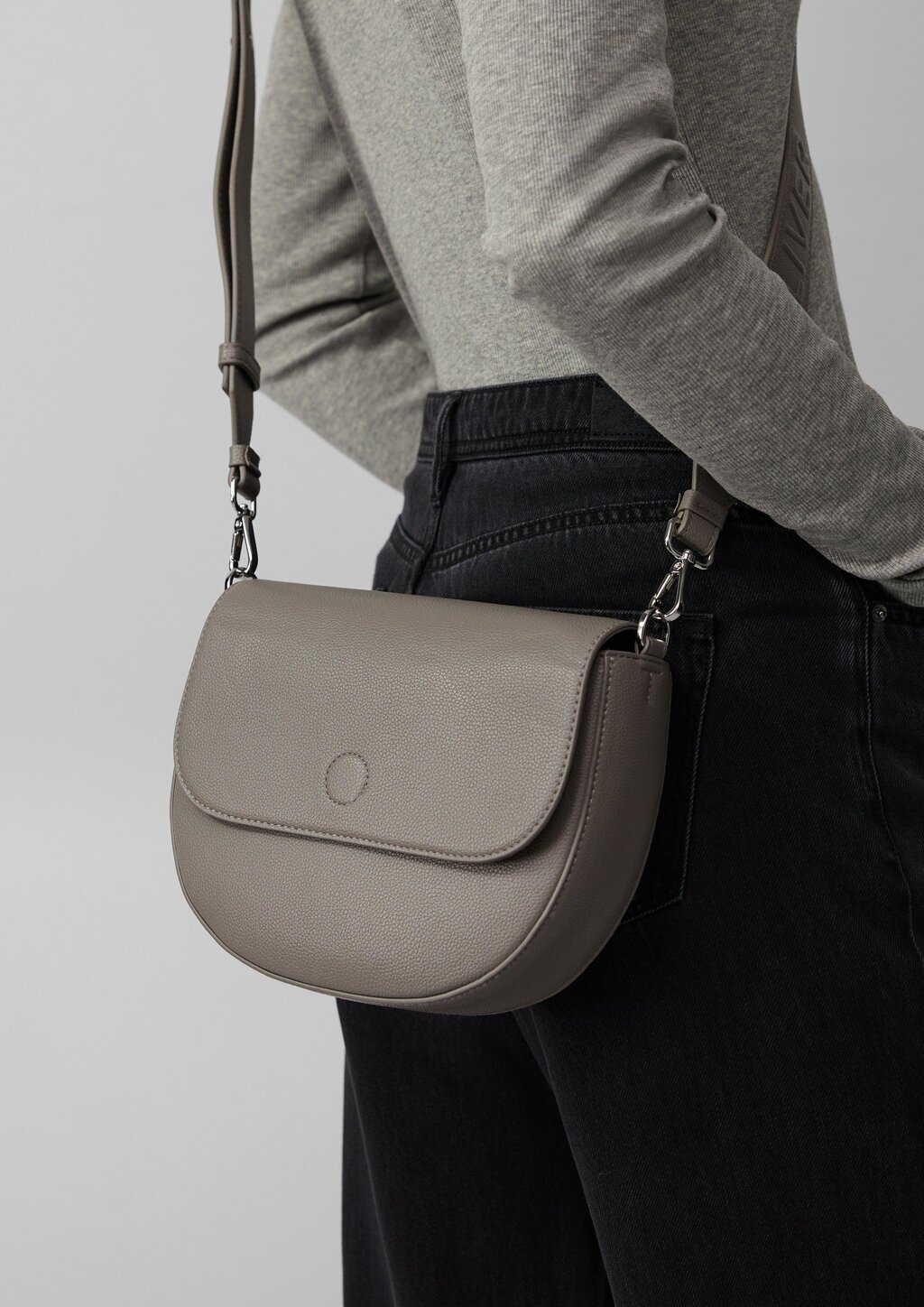 Crossbody-Bag mit Logo-Detail und Überschlag mit Magnetknopf