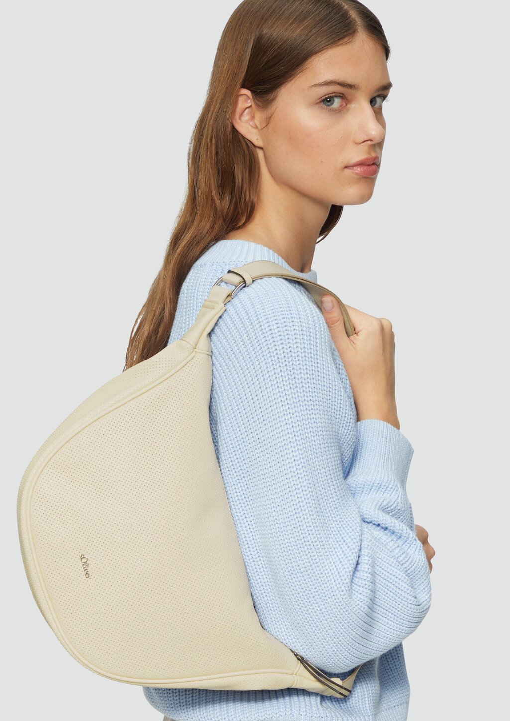 Schulter-Tasche mit Lochmuster und Logo-Detail