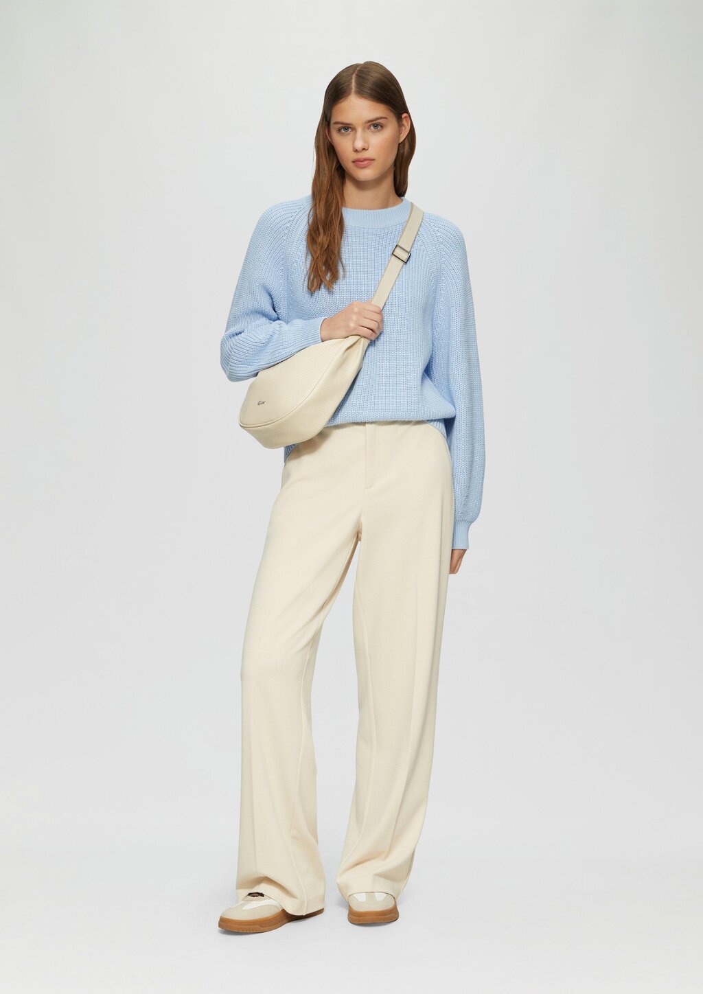 Schulter-Tasche mit Lochmuster und Logo-Detail