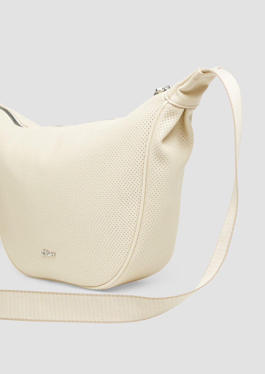 Schulter-Tasche mit Lochmuster und Logo-Detail