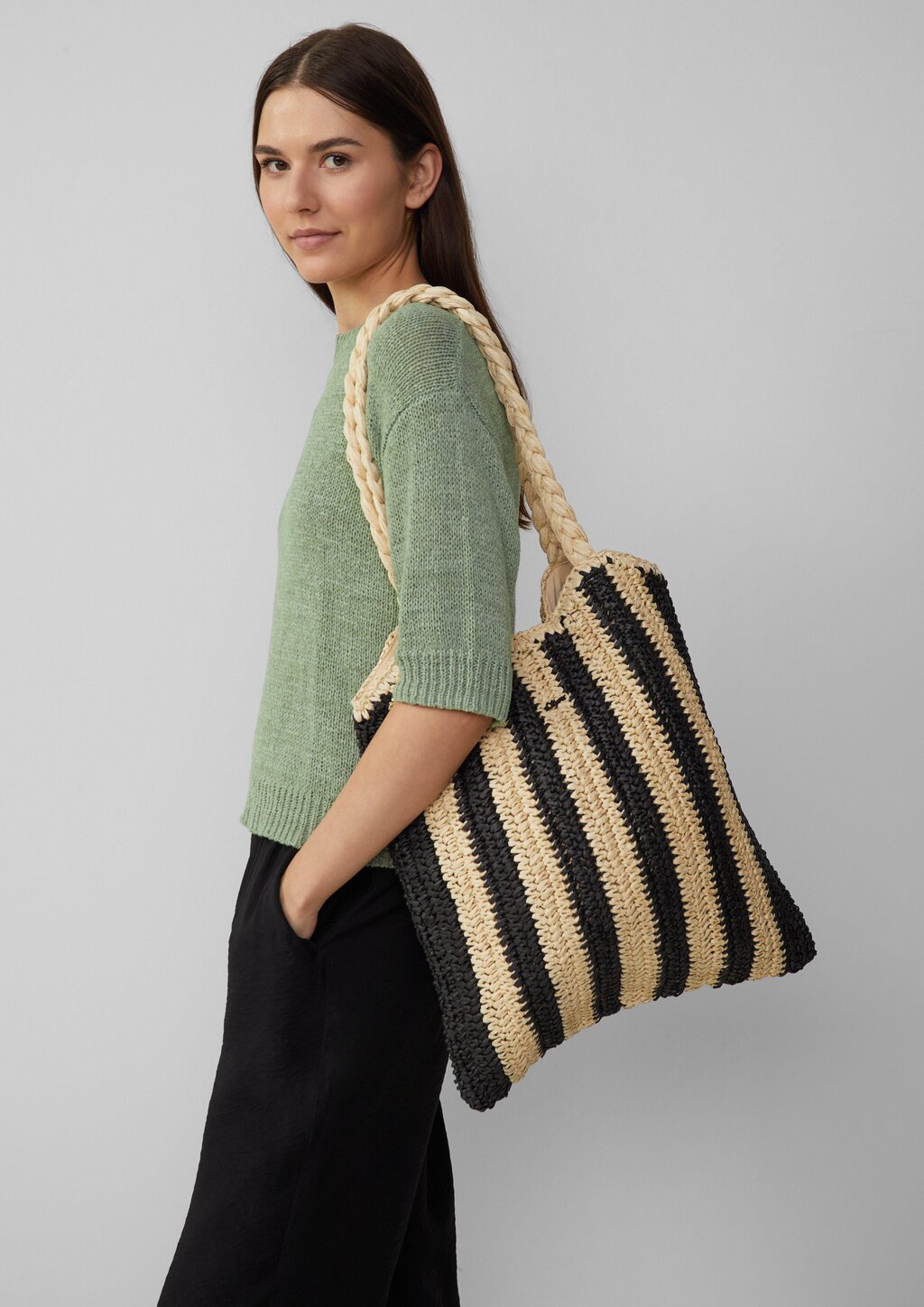 Gestreifte Raffia-Tasche mit geflochtenem Henkel