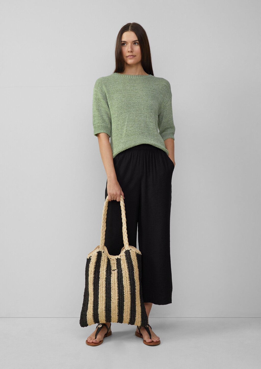 Gestreifte Raffia-Tasche mit geflochtenem Henkel