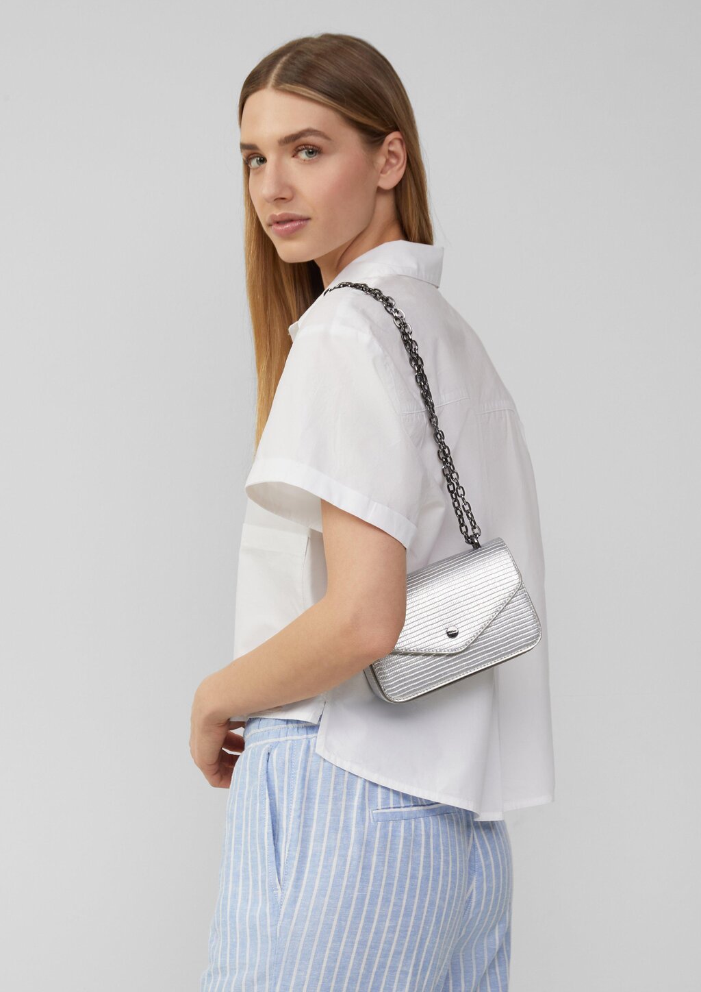 Handliche Envelope-Bag mit Ketten-Schultergurt und Überschlag mit Magnetverschluss