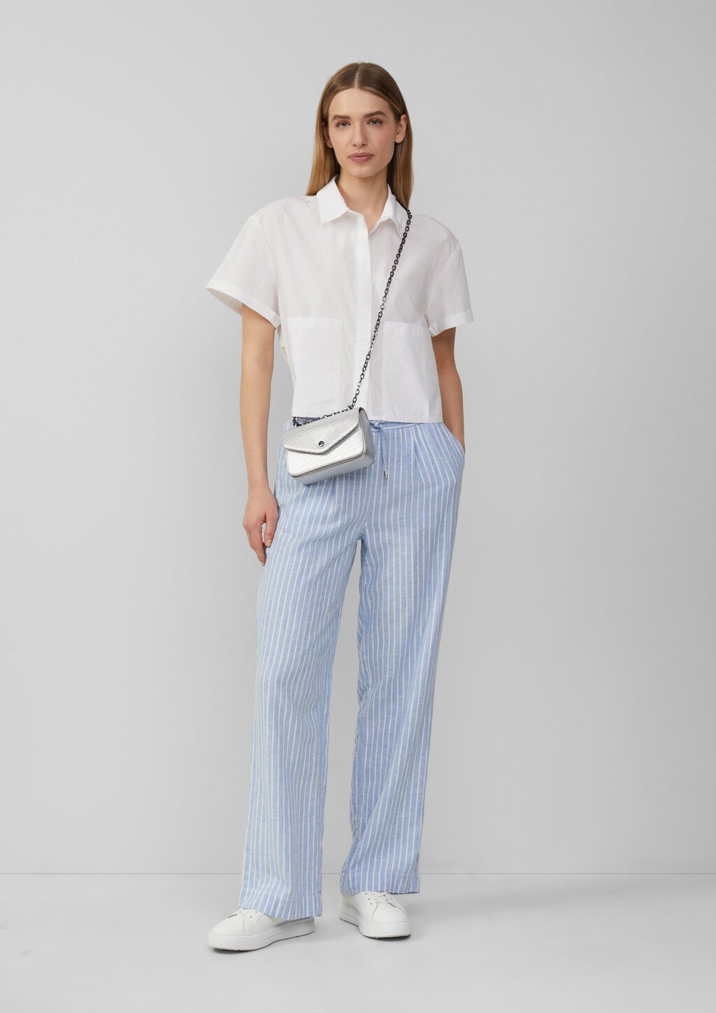 Handliche Envelope-Bag mit Ketten-Schultergurt und Überschlag mit Magnetverschluss