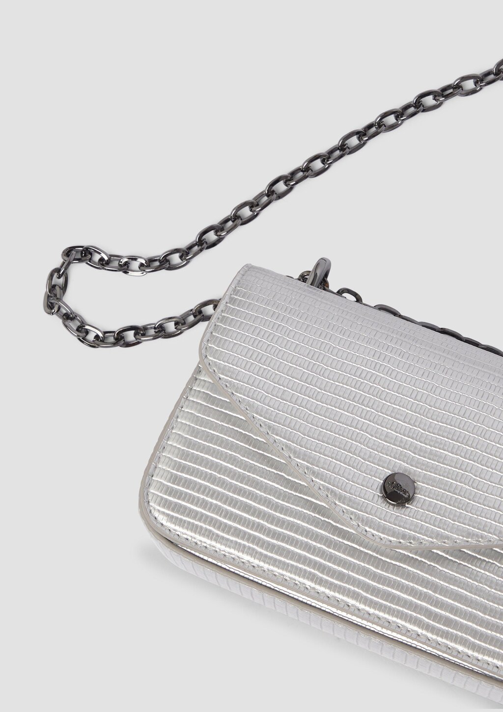 Handliche Envelope-Bag mit Ketten-Schultergurt und Überschlag mit Magnetverschluss