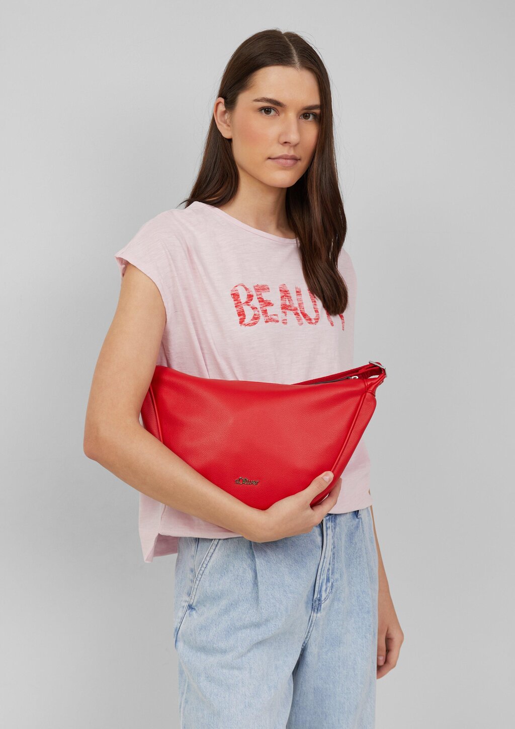 Schultertasche mit Logo auf dem längenverstellbaren Schultergurt